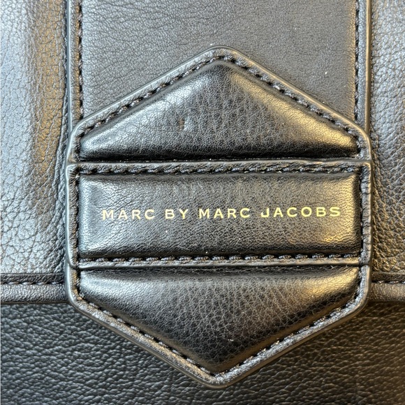Marc by Marc Jacobs Black Pebbled Leather Crossbody Bag Gold Logo Patch - Picture 2 of 14